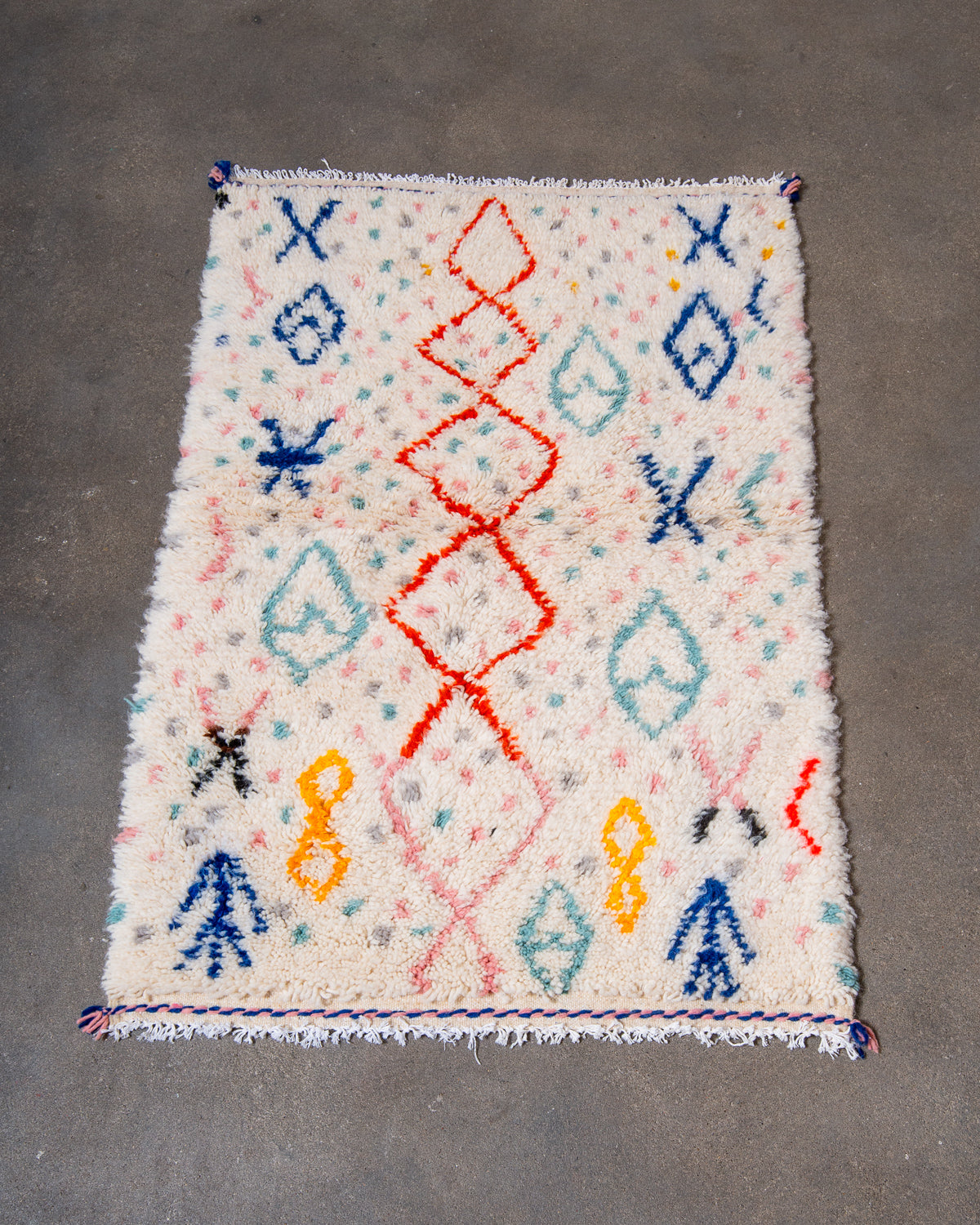 Modern designer handcrafted Berber rug from Morocco. Azilal rug with beautiful colours and patterns. Made of sheep’s wool and colourful cotton.